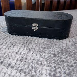 YOUNIQUE Presenters Black Makeup Case Box Latch Faux Leather 12” Oval Embossed